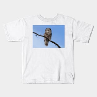 Great Grey owl sits in his perch Kids T-Shirt